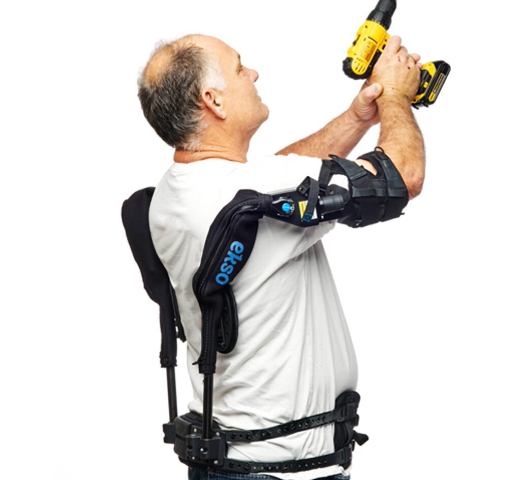 Électricien équipé d'un exosquelette Ekso EVO pour la pose de chemins de câbles