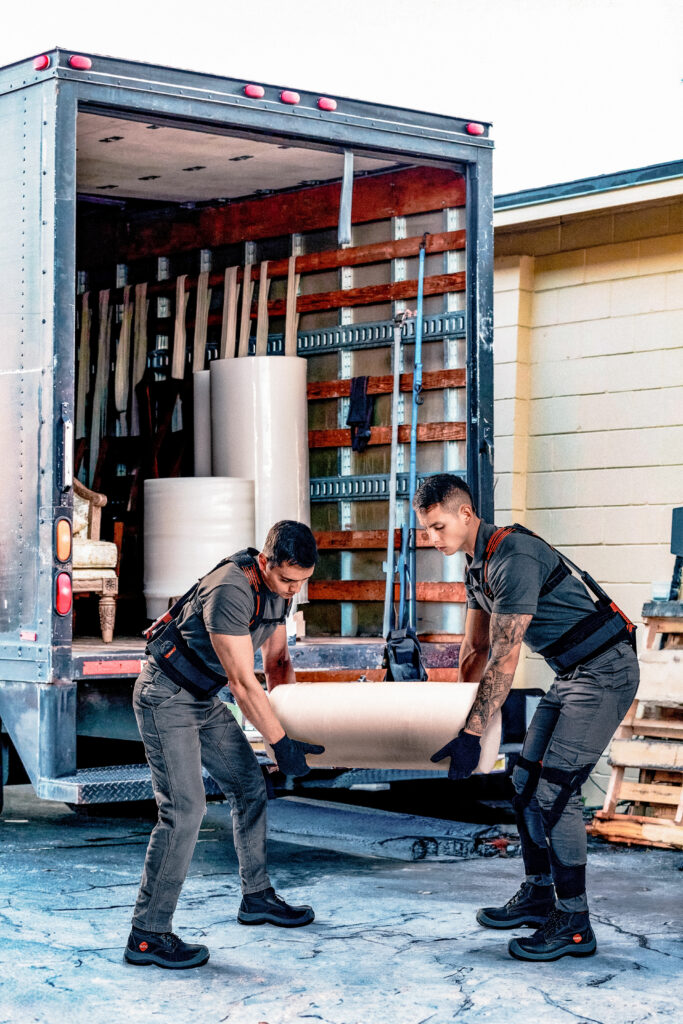 Opérateur avec exosquelette logistique