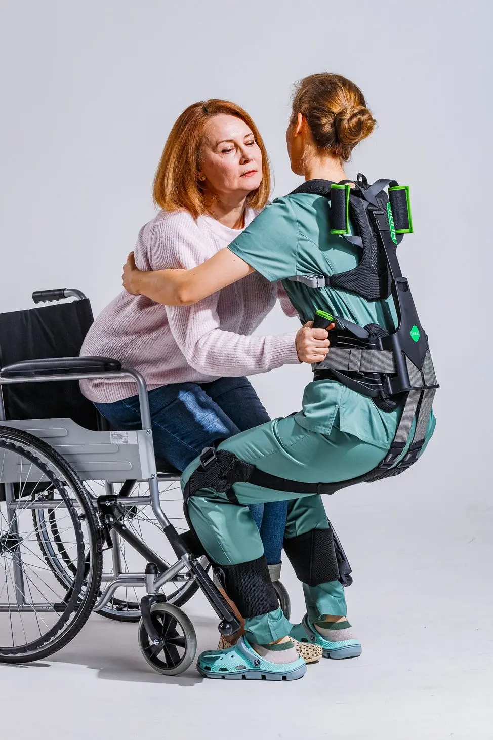 Exosquelette SoftExoCare soignant porte malade