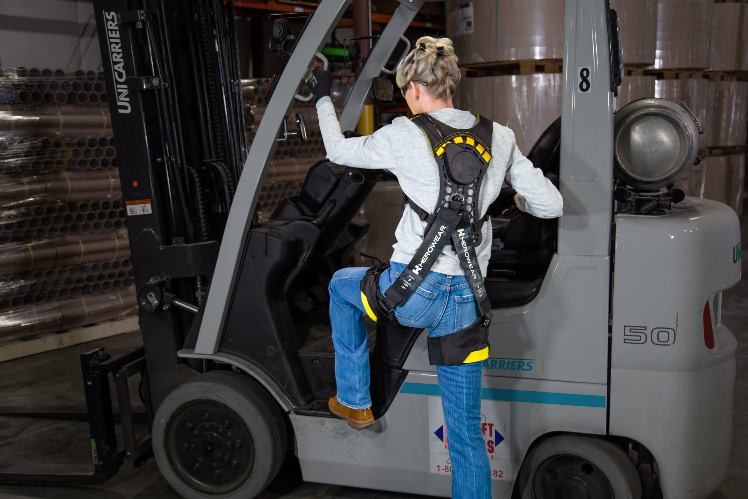 Assistance au levage de charges lourdes en entrepôt