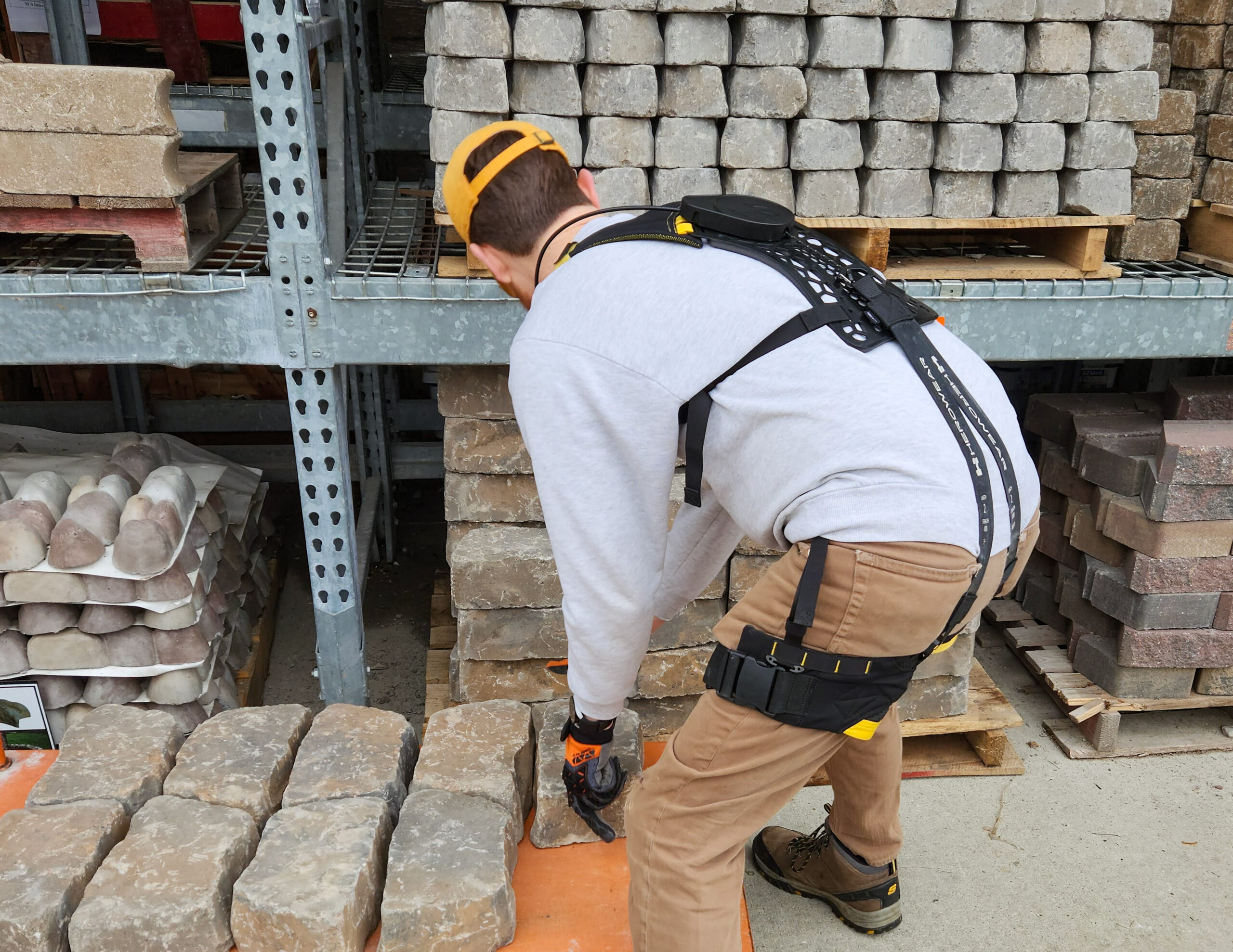 Exosquelette Apex 2 porté lors d'un port de charge sur chantier