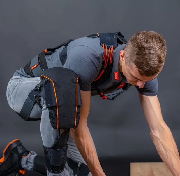 Exosquelette SoftExo Lift avec genouillères certifiées EPI en travail au sol