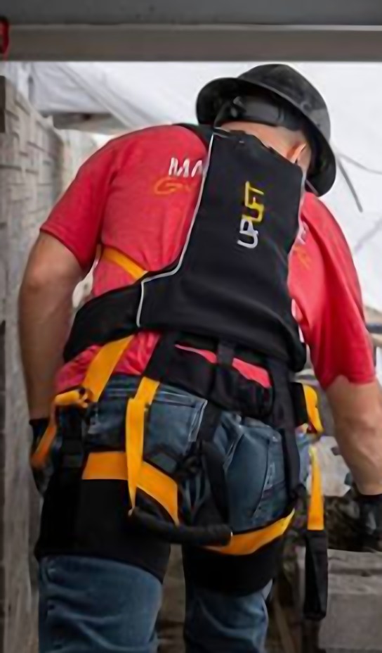 Exosquelette Mawashi UPLIFT Lite porté de dos sur un chantier de maçonnerie