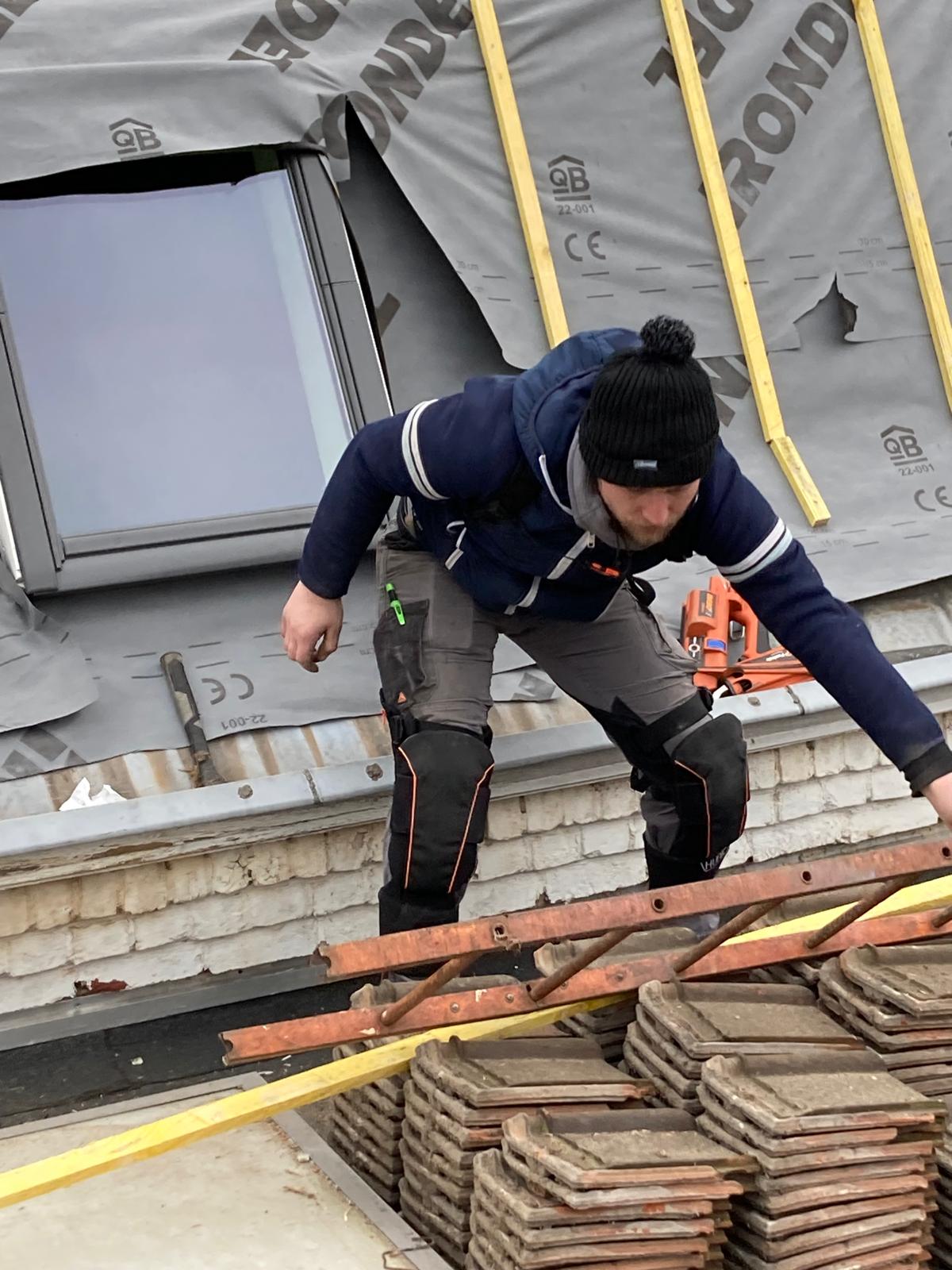 Exosquelette dorsal Softexolift porté par un couvreur